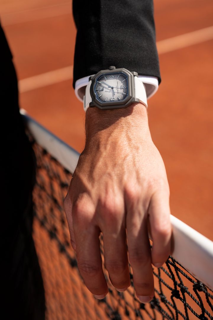 The Velcro strap is so comfortable that is worn also by tennis players during the game