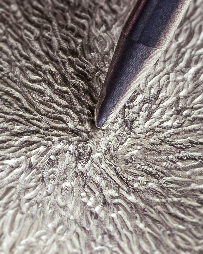 Close-up martelage technique to decorate the dial
